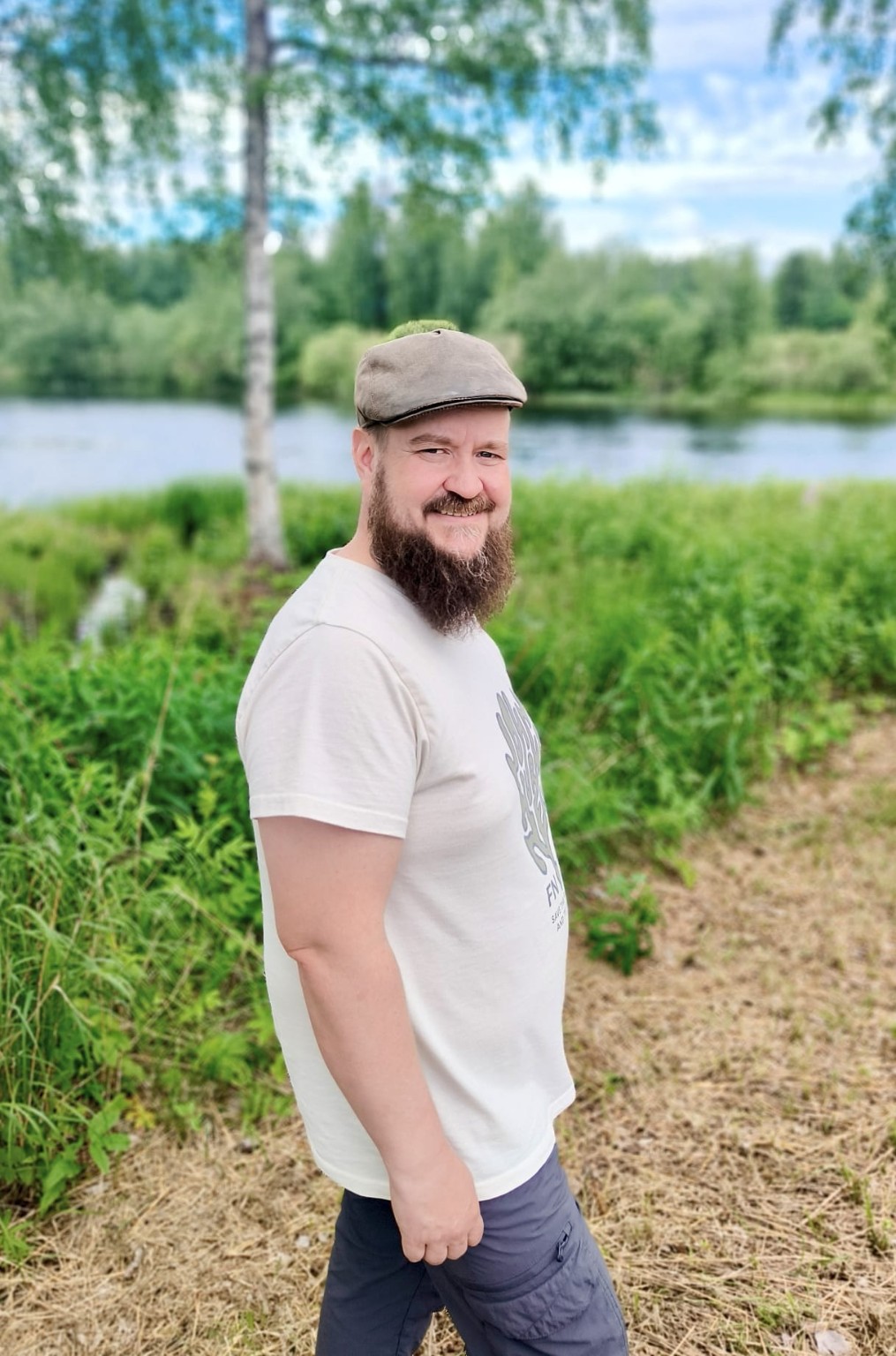 Henri Hedman hymyilee järven rannalla.